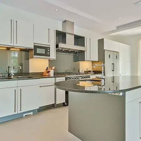 Sleeps 11 Pool Air Con Wifi 金塔湖